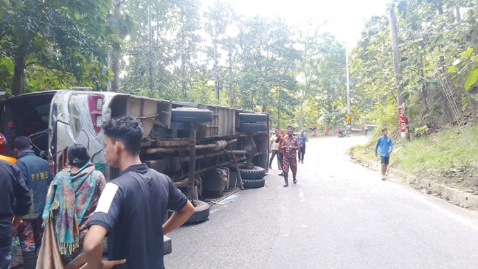 রাঙামাটি রাজবন বিহারে আসার পথে বাস উল্টে বড়ুয়া জনগোষ্ঠীর ২২ পূণ্যার্থী আহত